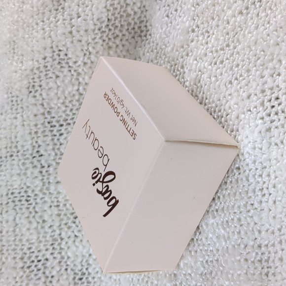 Basic Beauty Setting Powder in Translucent - Picture 7 of 10